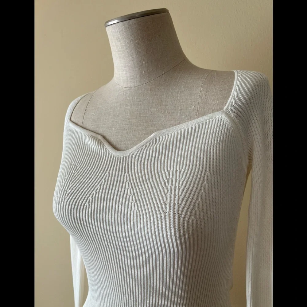 Top. Sweater. Blouse. - Picture 4 of 5